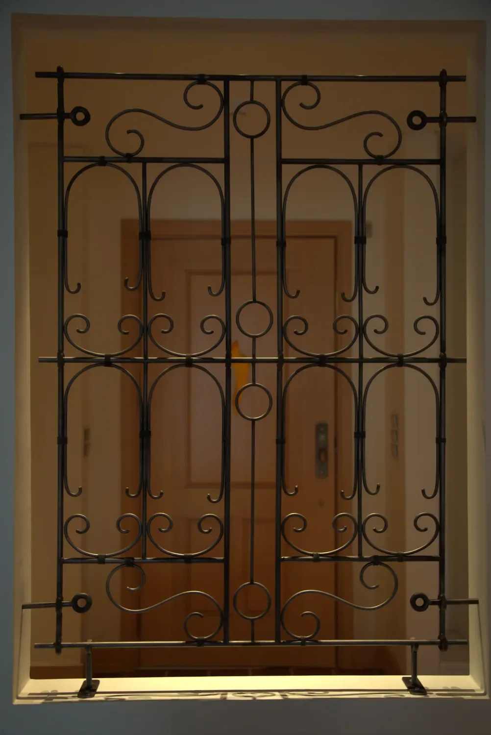 Forged screen showing the arrangement of scrolls and circles across the bar grid